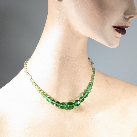 Vintage faceted green glass bead necklace choker - Picture 7 of 7